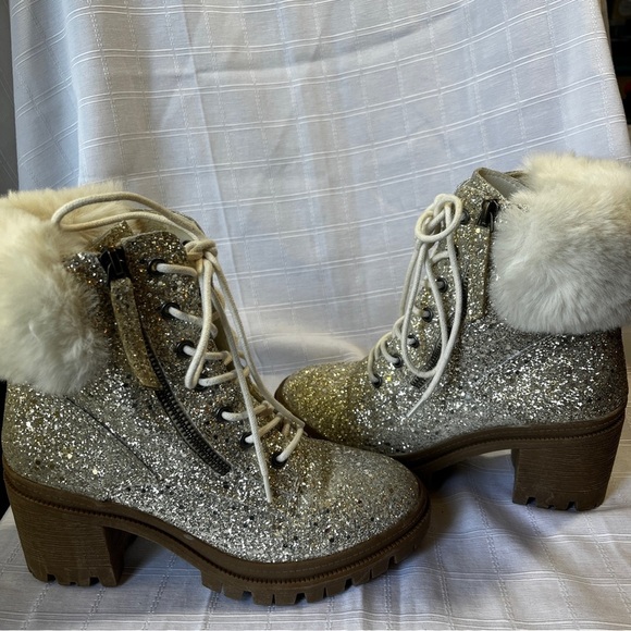 Very G Sparkling Silver Ankle Boots with Faux Fur Trim Women's Size 6.5 Glam - Picture 3 of 12